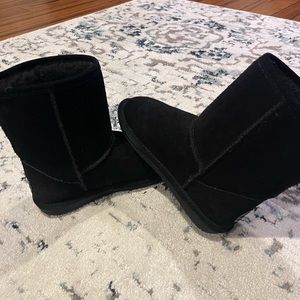 LIKE NEW WORN ABOUT 2-4 times. YOUTH BOYS SIZE 3 black Bearpaw sued boots